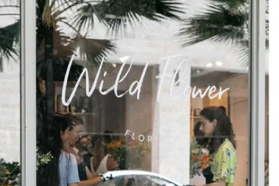 לוגו wildflower על דלת זכוכית